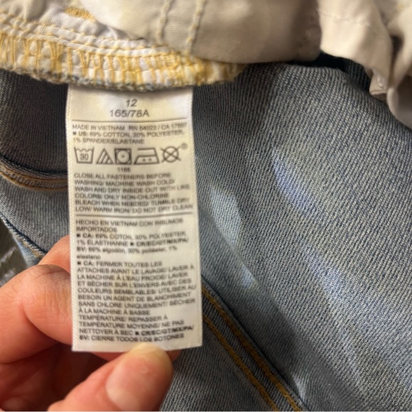 Light Wash High Rise Cuffed Denim Jean Shorts Trendy Summer Casual Outfit - Picture 13 of 14